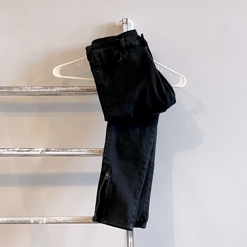 Pure black slim fit jeans for women